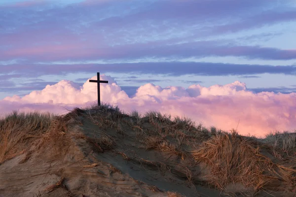 Sanddüne mit schwarzem Kreuz — Stockfoto