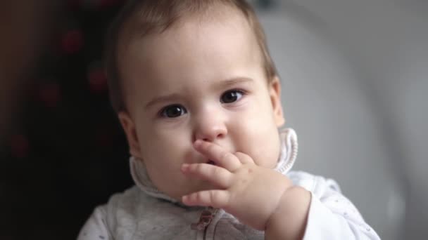 Niemowlę, macierzyństwo, koncepcje szczęścia - zbliżenie Portret uroczego dziecka dziewczynka chłopiec dziewczynka mają pozytywne emocje. Cute maluch pozowanie wygląd aparatu śmiech cieszyć szczęśliwy Wiggle Finger na ustach — Wideo stockowe