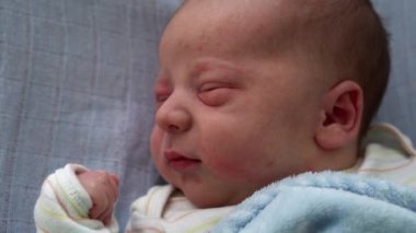 Uyanmış Yeni Doğmuş Bebek Yüzlü Akne Alerjik Tahrişler Mavi Arkaplanda İlk Günler. Şapka 'nın Çocuk Başlama Dakikaları. Bebekler, Doğum, Doğumun İlk Anları, Başlangıç Konsepti