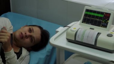 Tıbbi kontrol kardiyografisi sırasında hastanede yatan hamile bir kadın. Hamilelik danışmanı olarak klinikteki jinekoloğu ziyaret et. Muayene Bekleyen Göbek Bebek Anne Sağlık Bakımı