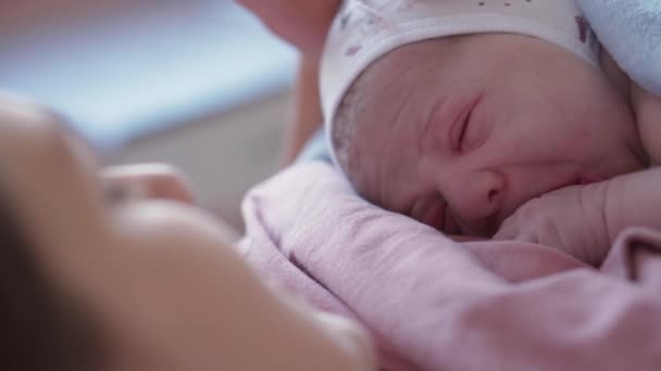 Close Up Portrait Gesicht Neugeborenes Nacktes Baby auf der Brust von Müttern nach der Geburt. Mutter mit Baby nach der Geburt im Krankenhaus Moma bei der Geburt eines kleinen Jungen. Erste Momente der Langeweile bei Eltern und Kleinkindern — Stockvideo