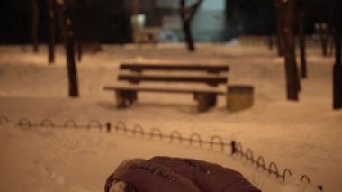 Kış, tatil, oyunlar, aile kavramları. Otantik mutlu anaokulu çocuklarının orta planı. Çocuklar akşam parkında eğleniyor.