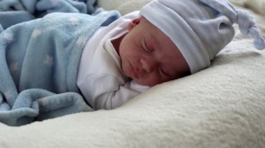 Yakın plan Yeni Doğmuş Bebek Yüzü İlk Günler Mavi Göbek Arkaplanı 'nda Gözlerinizi Açın. Şapka 'nın Çocuk Başlama Dakikaları. Bebekler, Doğum, Doğumun İlk Anları, Başlangıç Konsepti