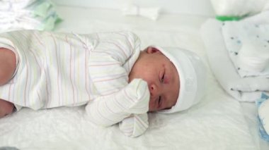 Uyanmış Yeni Doğmuş Bebek Yüzlü Sivilceli Alerjik Tahrişler Beyaz Arkaplan Üzerine Hapşırık. Şapka 'nın Çocuk Başlama Dakikaları. Bebekler, Doğum, Doğumun İlk Anları, Başlangıç Konsepti