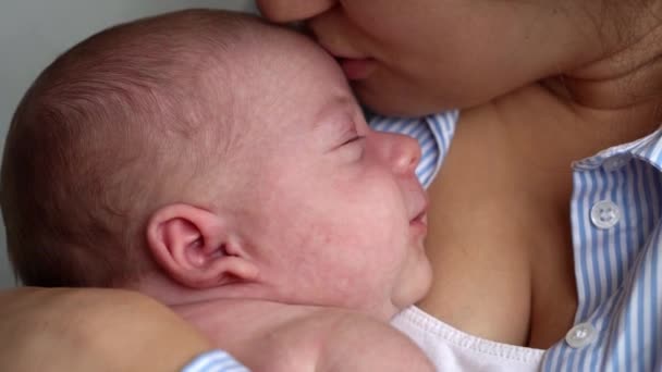 Maternité, enfance, famille, soins, santé, concept de maternité - nouveau-né nu enveloppé d'une couverture bleue chaude dormant sur la poitrine de la mère bras. Maman se détendre tenant baiser câlin soins bébé à la maison. — Video