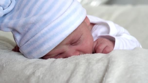 Κοντινό πλάνο νεογέννητο μωρό προσωπογραφία Νωρίς Μέρες ύπνου Γλυκά σε Tummy Beige Λευκό φόντο. Παιδί Στην Αρχή Λεπτά Της Ζωής Στο Καπέλο. Βρέφη, Τοκετός, Πρώτες Στιγμές της Γέννησης, Έννοια Αρχή — Αρχείο Βίντεο