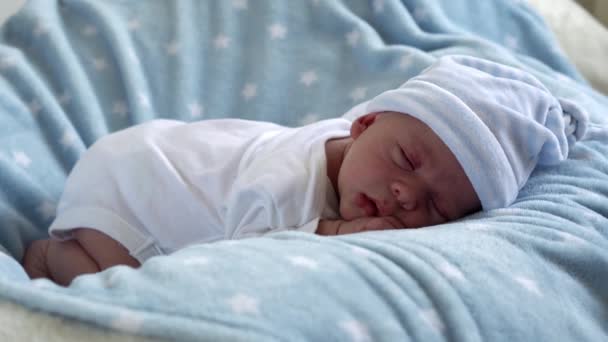 Close-up pasgeboren baby gezicht portret vroege dagen slapen zoet op buik blauwe ster achtergrond. Kind aan het begin Minuten van het leven op hoed. Zuigelingen, Bevalling, Eerste momenten van Borning, Beginnen Concept — Stockvideo