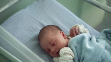 Uyanık Aç Yeni Doğmuş Bebek Yüzlü Akne Alerjik Tahrişler Mavi Arkaplanda İlk Günler. Çocuk Yaşam Dakikaları. Bebekler, Doğum, Doğumun İlk Anları, Başlangıç Konsepti