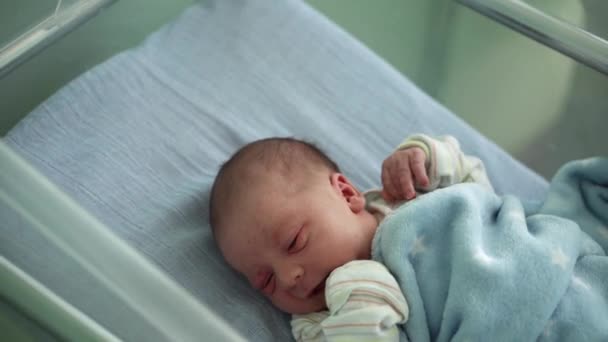 Obudź się głodny noworodek Buźka Portret Trądzik Alergiczne podrażnienia Wczesne dni Grimace na niebieskim tle. Dziecko Start Minut Życia. Niemowlęta, Poród, Pierwsze chwile urodzenia, Początek koncepcji — Wideo stockowe