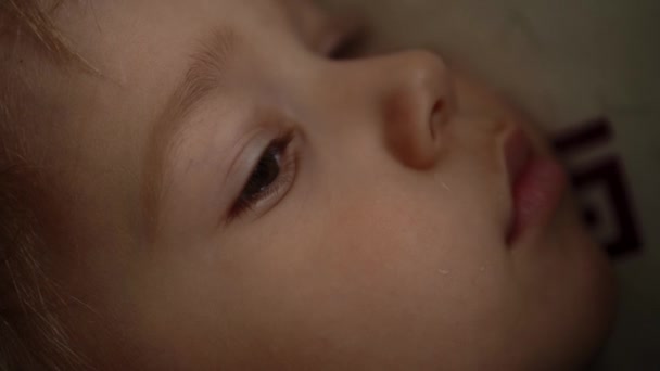 Schönes Kind, das in die Kamera schaut. Porträt von Little Cute Baby Boy Face. Großaufnahme Boys Brown Eyes. Kindergefühle. Kinder schauen konzentriert hin. Hochdetailliertes Porträt eines kaukasischen Jungen. Natürliche Schönheit — Stockvideo