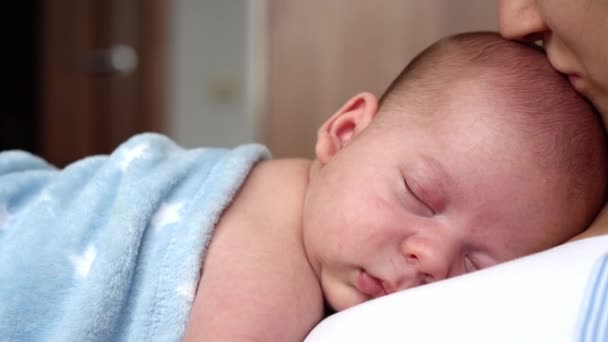 Anyaság, gyermekkor, család, gondozás, egészség, anyaság koncepciója - meleg kék takaróba csomagolt nake újszülött alszik anya mellkas kezét. Anya pihenni gazdaság csók ölelés karikacsapás csecsemő baba otthon — Stock videók