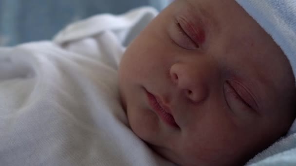 Close-up de Retrato de Rosto de Bebê Recém-Nascido Primeiros Dias em Macro Dormindo Sobre Fundo Estrela Azul. Criança no início minutos de vida no chapéu. Bebês, Parto, Primeiros Momentos de Borning, Princípio de Início — Vídeo de Stock