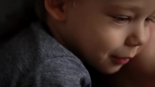 Piccolo carino sonnolento piccolo bambino teneramente abbraccio bacio avendo cura di rilassarsi abbraccio sorridente mamma madre genitore. Infanzia, maternità, concetto d'amore. Emozioni dei bambini. Guarda come si concentra il bambino. Ritratto di Ragazzo caucasico — Video Stock