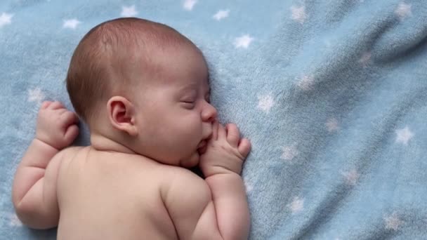 婴儿期、童年、发育、健康、爱情、护理观念- -新生儿裸睡的特写- -放松小宝宝，躺在床上柔软的蓝手绢上躺在床上 — 图库视频影像