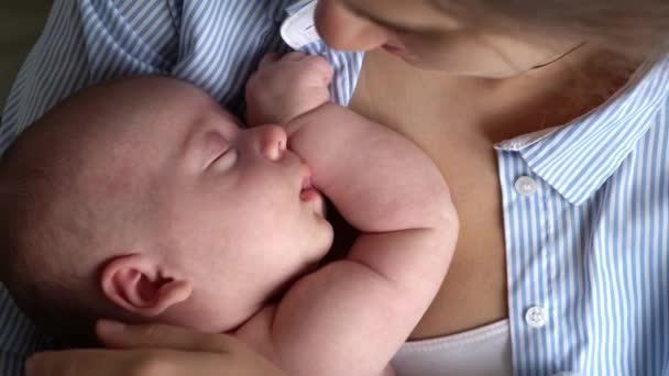 Maternité, enfance, famille, soins, santé, concept de maternité - nouveau-né nu enveloppé d'une couverture bleue chaude dormant sur la poitrine de la mère bras. Maman se détendre tenant baiser câlin soins bébé à la maison — Video