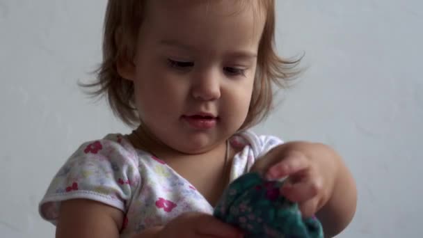 Bella affascinante divertente allegro sorridente giocoso poco energico bambino bambino nudo. bambina con i capelli ricci lunghi abiti da gioco mostra diverse emozioni sfondo bianco a casa sul letto — Video Stock