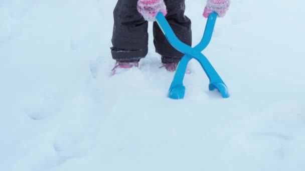 Inverno, vacanza, giochi, concetti di famiglia - Due felici fratelli bambini in età prescolare vestiti con cappelli e guanti con la mamma a giocare rendono la palla di neve in nevicata nella stagione fredda nel parco all'aperto — Video Stock