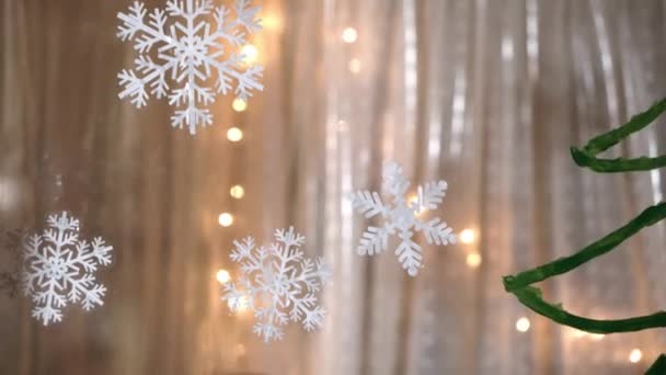 확실하게 귀여운 엄마와 2 명의 미취학 아동 형제 , 2-4 세 소년 이 창문에 크리스마스 트리를 그립니다. 자녀가 있는 젊은 여자는 눈송이에 붙어 있다. Xmas, New Year, winter 컨셉트. — 비디오