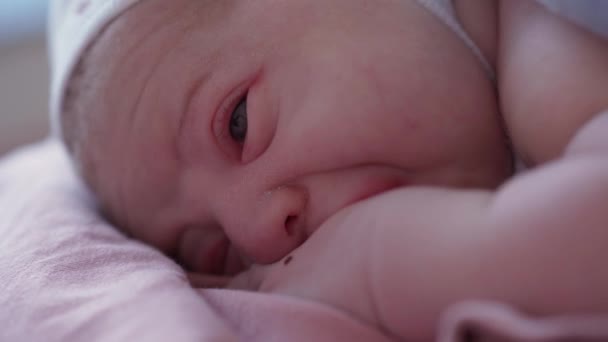 Close up Portret gezicht pasgeboren naakt baby op moeders borst na de bevalling. Moeder houdt baby kind vast na de bevalling in het ziekenhuis. Moma die geboorte geeft aan Kid Boy. Ouder en zuigeling eerste momenten van Borning — Stockvideo