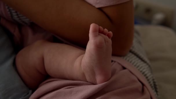 Baby Feet On Mother Hands. Roztomilé malé novorozené děti nohy na ženské objetí Closeup. Máma a její dítě. Happy Family Concept. Krásné konceptuální video z mateřství. Rozkošné maličké prsty selektivní zaměření. — Stock video