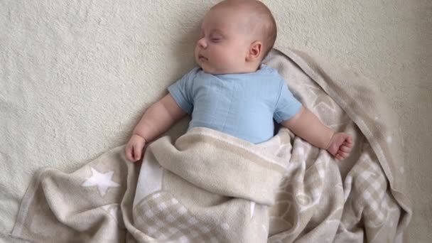 トップ表示かわいい子供2ヶ月白い柔らかいベッドでバスシャワーの後、新生児の少年は甘い眠ります.休憩時間中の赤ちゃんの昼寝時間コピースペース.子供時代,母親,家族,幼児の概念 — ストック動画