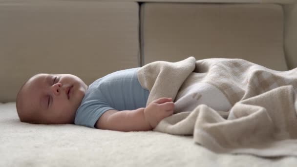 Вид сбоку Симпатичный малыш 2 месяца Новорожденный Мальчик Сладко спал после ванночки на белой кровати. Дети дремлют во время отдыха перед сном копировать пространство. Детство, материнство, семья, концепция младенца — стоковое видео