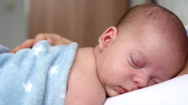 Maternité, enfance, famille, soins, santé, concept de maternité - nouveau-né nu enveloppé d'une couverture bleue chaude dormant sur la poitrine de la mère bras. Maman se détendre tenant baiser câlin soins bébé à la maison — Video