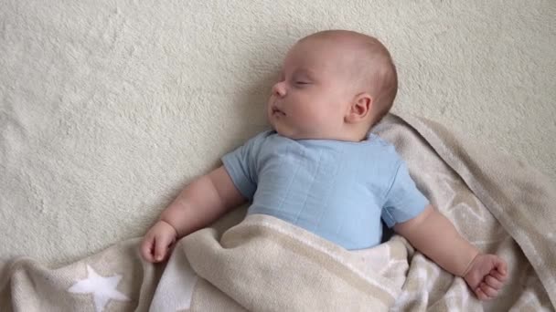 Top View Enfant mignon 2 mois nouveau-né garçon dormir doucement après la douche de bain sur lit doux blanc. Temps de sieste de bébé enfant pendant l'espace de copie de coucher de repos. Enfance, maternité, famille, concept du nourrisson — Video