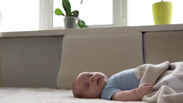 Widok z boku Cute Kid 2 miesiące noworodka słodko śpi po kąpieli prysznic na białym miękkim łóżku. Dziecko Dziecko drzemie czas podczas odpoczynku Kopiuj przestrzeń. Dzieciństwo, macierzyństwo, rodzina, koncepcja niemowlęcia — Wideo stockowe
