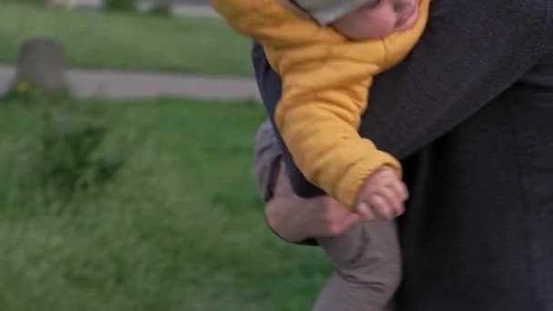 Люди в парке. Папа держит дочурку на руках и щекотно провести время. родители и веселые дети гуляют на свежем воздухе. День отца, счастливая семья, детство, концепция родительства — стоковое видео