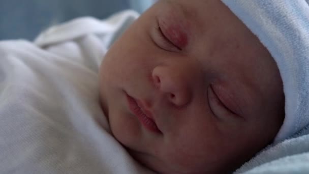 Közelkép újszülött baba arc portré Korai napok Makro Sleeping On Blue Star háttér. Gyermek az élet kezdőperceiben kalapban. Csecsemők, Szülés, Első pillanatok a születés, Kezdő koncepció — Stock videók