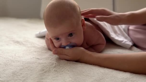 Gezondheidszorg huidverzorging, ontwikkeling kindergeneeskunde, baby close-up moeder handen geven naakt pasgeboren baby kind massage op armen, benen, vingers, reflex op de voeten oefening, wrijven huid buik borst op bed thuis — Stockvideo