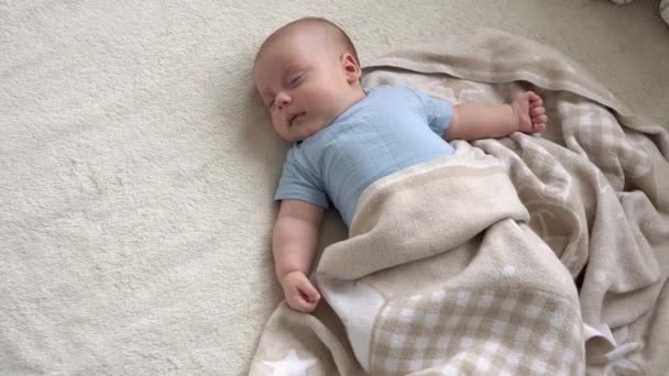 Вид зверху Симпатичний малюк 2 місяці новонароджений хлопчик солодко спить після ванни душ на білому м'якому ліжку. Дитяча незаймана година під час відпочинку у ліжку Копіювати простір. Дитинство, материнство, сім'я, дитяча концепція — стокове відео