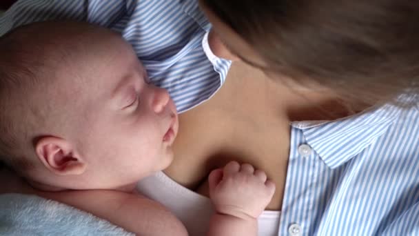 Anyaság, gyermekkor, család, gondozás, egészség, anyaság koncepciója - meleg kék takaróba csomagolt nake újszülött alszik anya mellkas kezét. Anya pihenni gazdaság csók ölelés karikacsapás csecsemő baba otthon — Stock videók