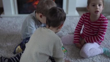Sevimli Şanslı Zeki Neşeli Yürüyen Çocuklar Akıllı Telefonun Yeşil Ekran Telefonu Hromakey ile Evde Çizgi Film İzlerken İnternet Oyunları İzliyor. Çocuklar öğrenmenin keyfini çıkarın.