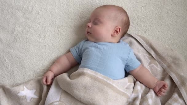 トップ表示かわいい子供2ヶ月白い柔らかいベッドでバスシャワーの後、新生児の少年は甘い眠ります.休憩時間中の赤ちゃんの昼寝時間コピースペース.子供時代,母親,家族,幼児の概念 — ストック動画