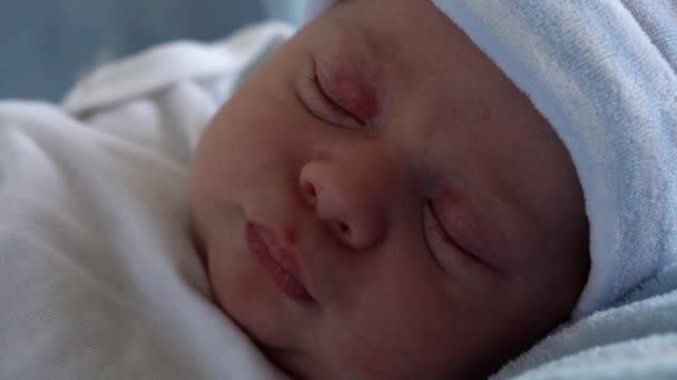 Close-up of Newborn Baby Face Portrait Early Days in Macro Sleeping On Blue Star Background (en inglés). Niño al principio Minutos de la vida en sombrero. Bebés, Parto, Primeros Momentos Del Nacimiento, Principio Concepto — Vídeos de Stock