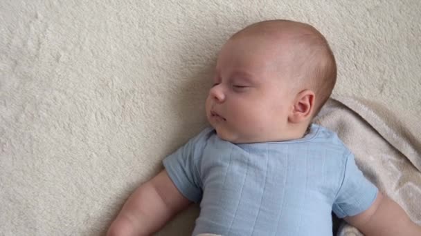 Top View Enfant mignon 2 mois nouveau-né garçon dormir doucement après la douche de bain sur lit doux blanc. Temps de sieste de bébé enfant pendant l'espace de copie de coucher de repos. Enfance, maternité, famille, concept du nourrisson — Video