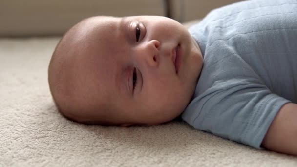 2011 년 6 월 7 일에 확인 함 . Closeup Side Funny Cute Kid 2 Month Newborn Boy Falling Asleep After Bath Shower On White Soft Bed. 아기는 복사하기 전에 시간을 손보고 있다. 어린 시절, 어머니 시절, 가정, 아기에 대한 개념 — 비디오