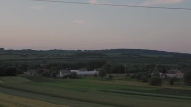 Yüksek hızlı trenden manzarası olan doğa yolu manzarası akşam gökyüzünde arabasıyla yaz arkaplanında gün batımı. Kırmızı batan güneş ufukta. Ulaşım, seyahat, demiryolu, iletişim konsepti