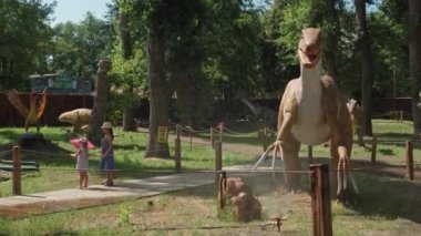 2021.08.12 - Kiev, Ukrayna: Motorize Otantik Otantik Dinozor Yırtıcısı Eğlence Ormanı Parkı 'nda Farklı Model. Dinopark 'taki Jurassic Tarih Öncesi Dönemin Hareket Eden Modelleri Sergisi