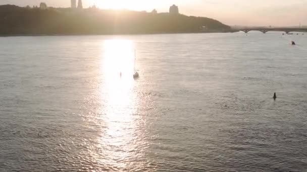 Πάνω Αεροφωτογραφία κινούμενη θάλασσα ψαρόβαρκας. ιστιοπλοϊκό σκάφος με ψαρά στο ποτάμι Dnipro την ανατολή του ηλίου. τοπίο της γέφυρας πάνω από λίμνες στην πόλη. υδάτινες μεταφορές, ταξίδια, καλοκαίρι, ανάπαυση, δεξαμενές — Αρχείο Βίντεο