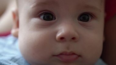 Yeni doğan bebeğin ilk günlerdeki şirin yüzü uyanır ve gözlerini açar. Bebek Çocuk Mavi Beden Giysisi İçinde Rüya Gördükten Sonra Somurtuyor. Makro 'daki İlk Dakika Çocuk Portresi. Çocukluk, Çocukluk Konsepti