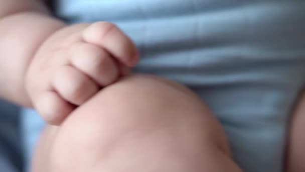 Moderskap, barndom, familj, vård, hälsa, medicin, dermatologi, moderskap koncept. Mamma håller kyssar smekande små händer fingrar spädbarn nyfödda. närbild av mjuk torr babyhud — Stockvideo