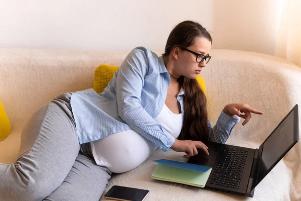 Successful hardworking Pregnant business Woman With Laptop and Noutbook. Young Ledy In Pregnancy Work conducts an online conference lesson Remotely Using Technology At Home. Maternity leave Concept — Stock Photo, Image