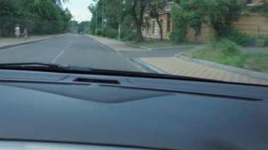 Ormandaki toprak yolda hareket halindeki arabadan manzara. Doğa çam ormanlarında yürüyor. Ormanda yürüyüş. Turistler geçilemez yerlerde seyahat ederler. Tatil, kamp, eğlence, kamp konseptine gitmek.