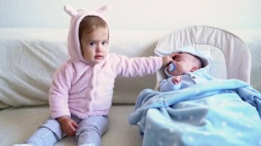 Arkadaşlık, aile, bebek, çocukluk kavramları iki küçük tatlı gülümsemeli bebek bebek, yumuşak yatakta rahatlar. Kardeş ikiz kardeş karantinada eğleniyor, mutlu çocuklar.