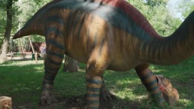 2021.08.12 - Kiev, Ukrayna: Eğlence Ormanı Parkı 'nda Motorize Otantik Büyük Dinozor Avcısı Phylophosaurus Mockup. Dinopark 'taki Jurassic Tarih Öncesi Dönemin Hareket Eden Modelleri Sergisi