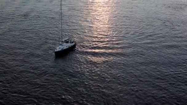 Πάνω Αεροφωτογραφία κινούμενη θάλασσα ψαρόβαρκας. απογευματινό ιστιοπλοϊκό σκάφος με ψαρά στον ποταμό Dnipro το ηλιοβασίλεμα. τοπίο της γέφυρας πάνω από λίμνες στο Κίεβο Ουκρανία πόλη. υδάτινες μεταφορές, ταξίδια — Αρχείο Βίντεο