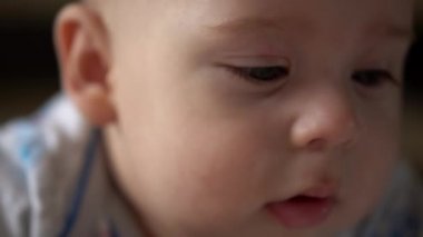 Yenidoğan Aktif Bebek Sevimli Gülümseyen Dişsiz Yüz Portresi Mide Gelişen Boyun Kontrolü Üzerine İlk Günler. 5 aylık çocuk beyaz yatakta kameraya bakıyor. Bebek, Doğum, Ebeveynlik, Başlangıç Konsepti